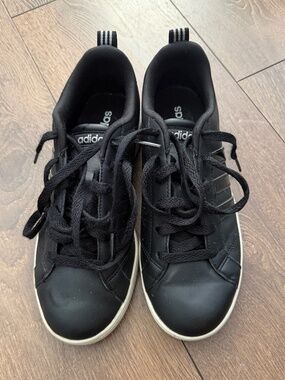 US 7 - Adidas (Black Sneakers
